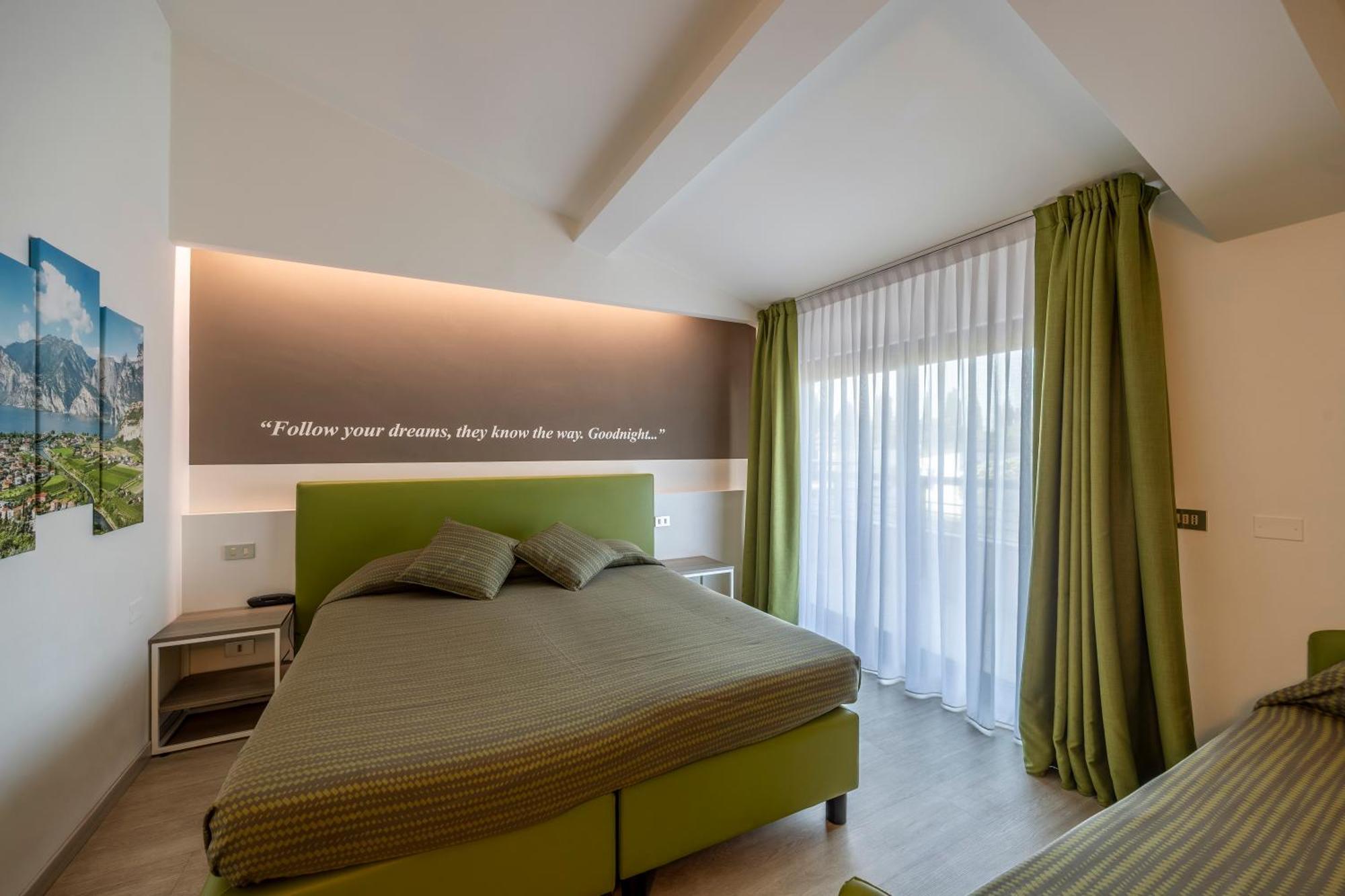 Hotel Ideal Сірміоне Екстер'єр фото