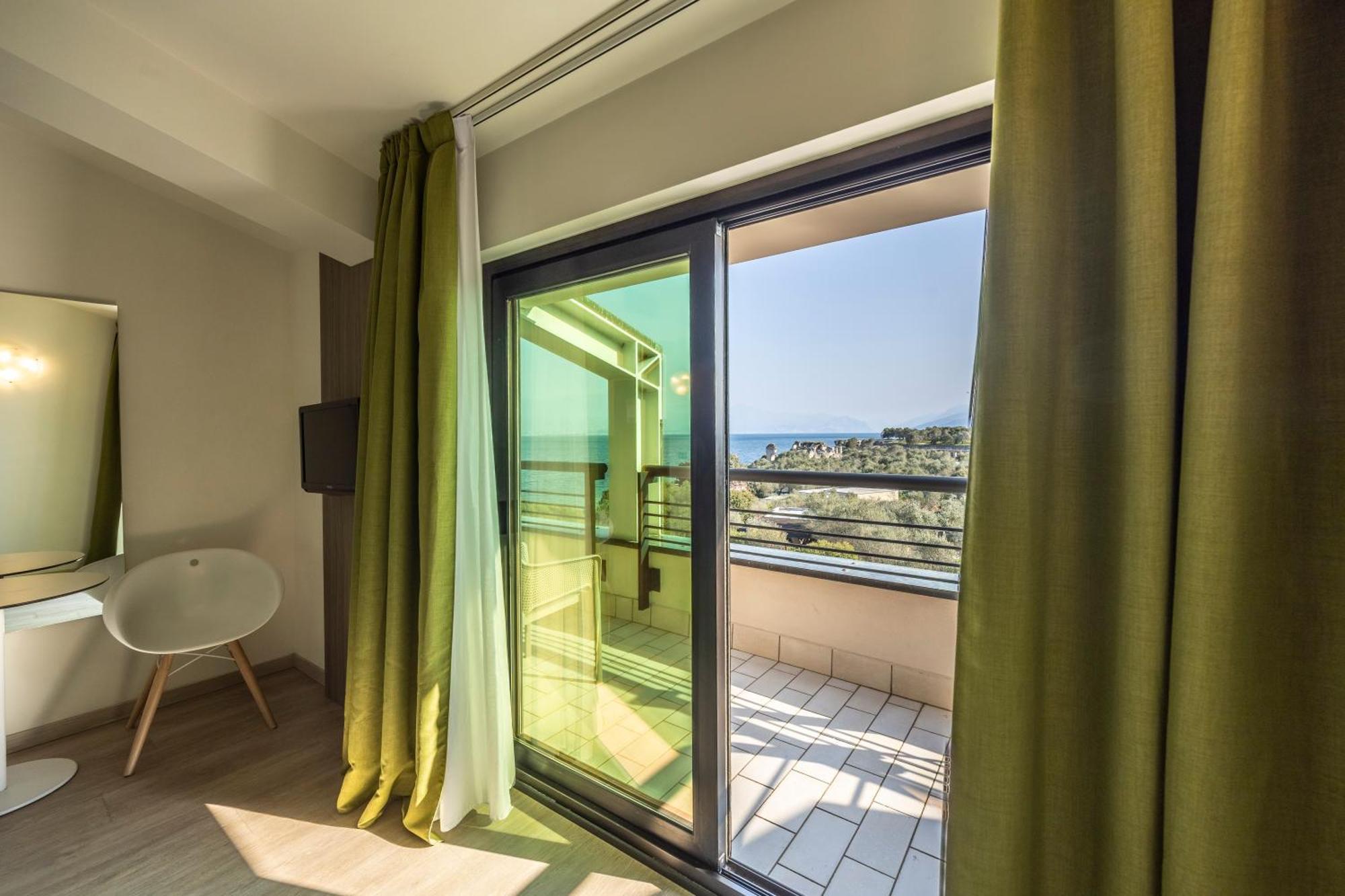 Hotel Ideal Сірміоне Екстер'єр фото