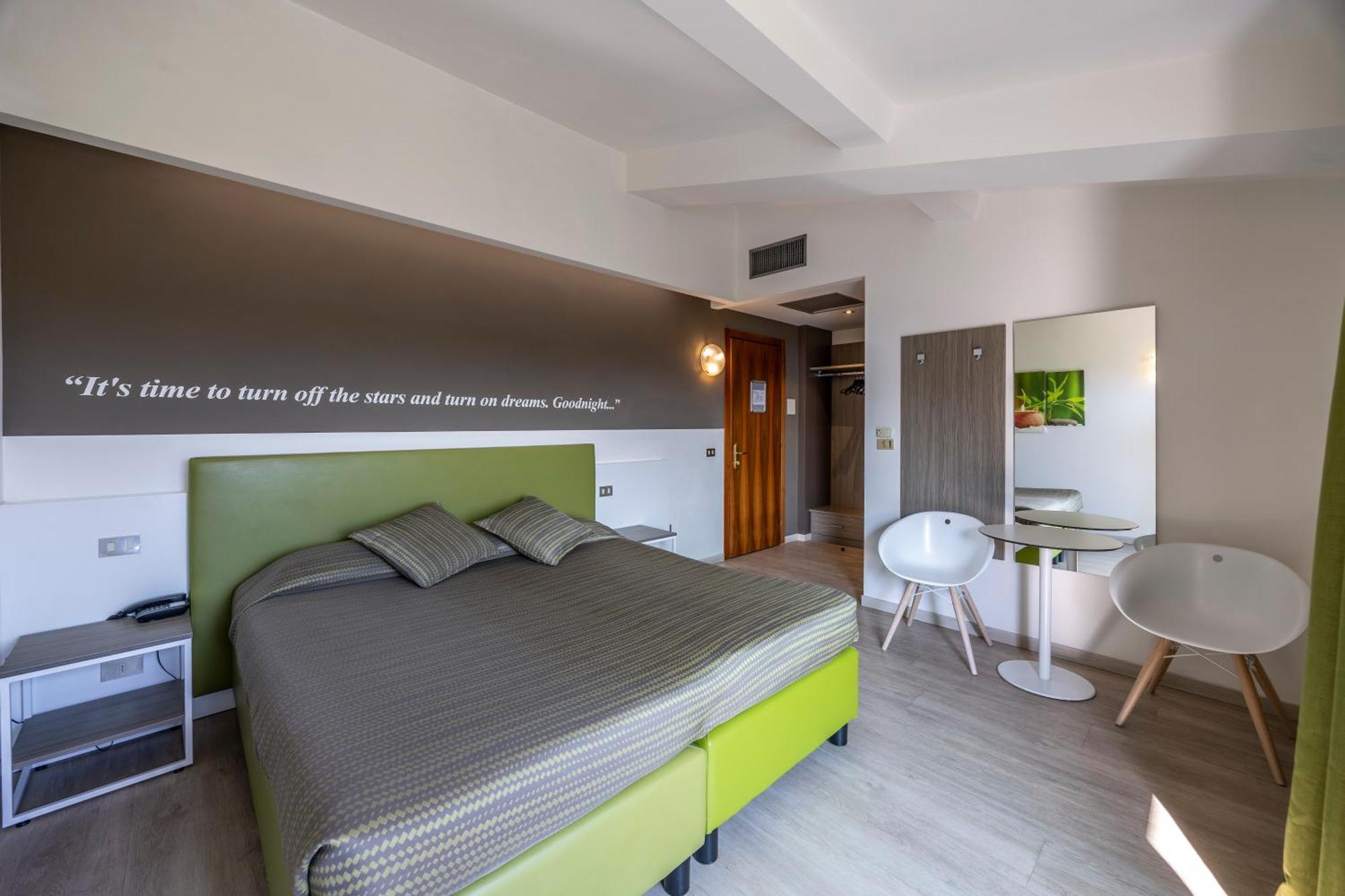 Hotel Ideal Сірміоне Екстер'єр фото