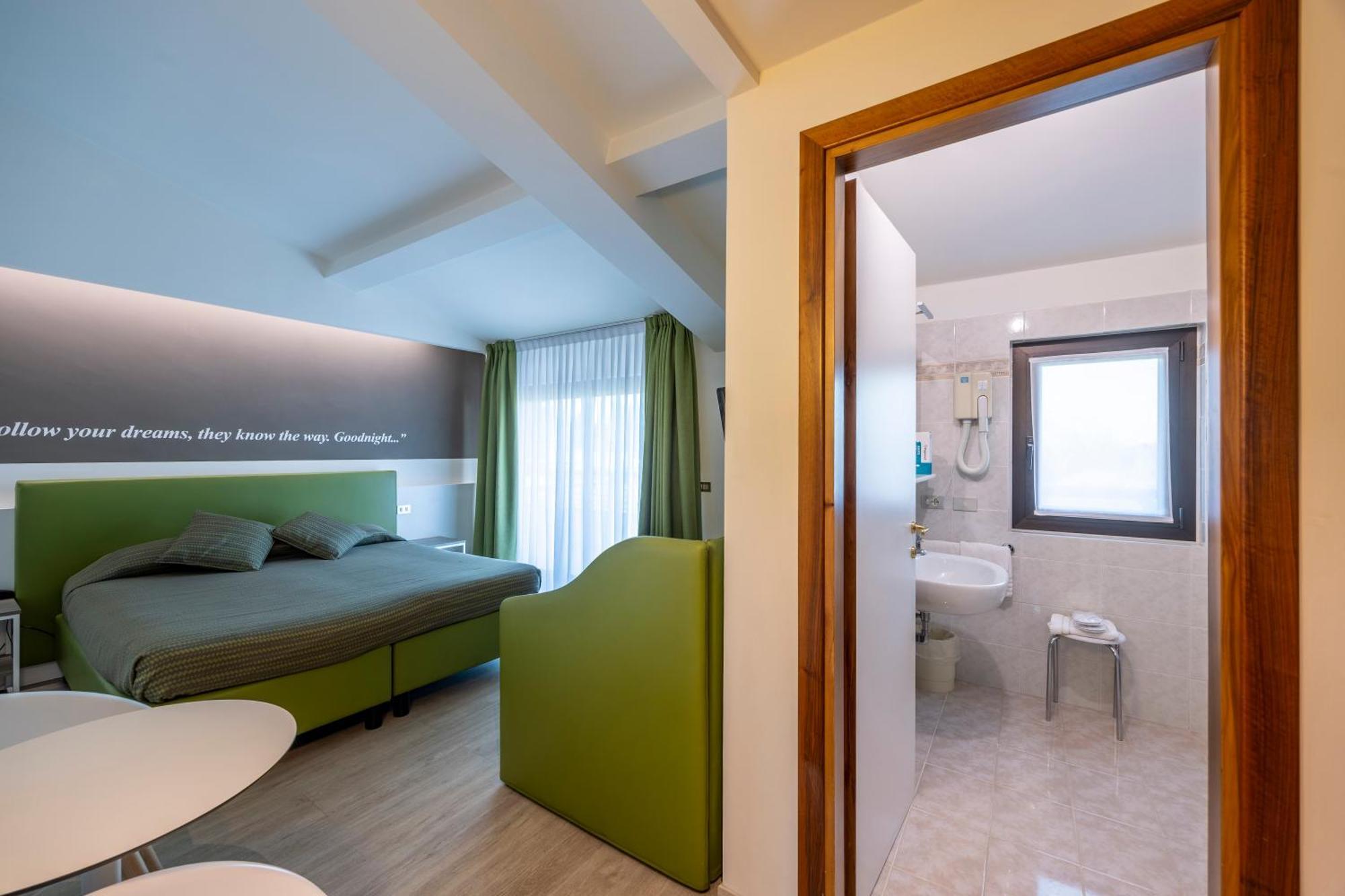 Hotel Ideal Сірміоне Екстер'єр фото