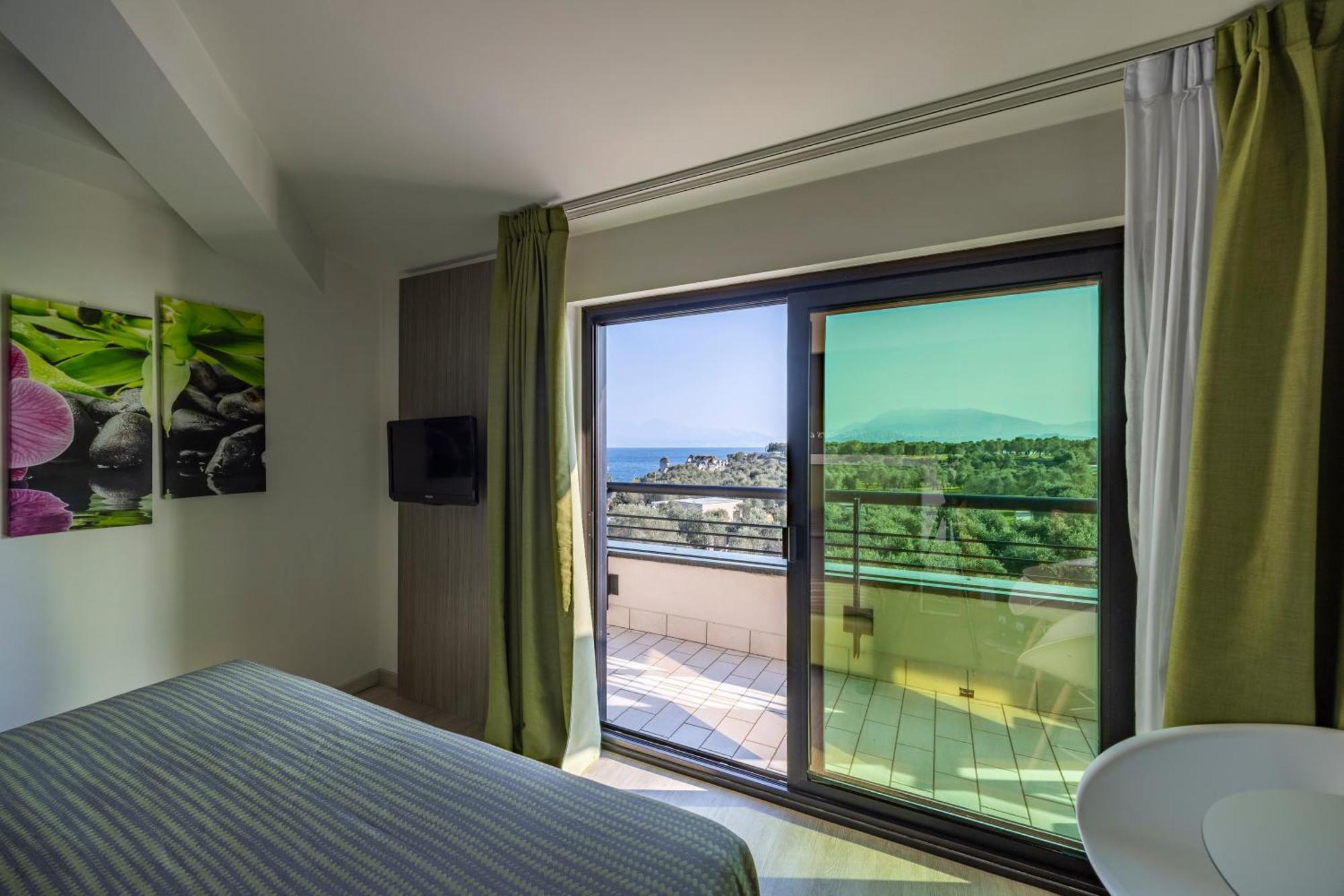 Hotel Ideal Сірміоне Екстер'єр фото