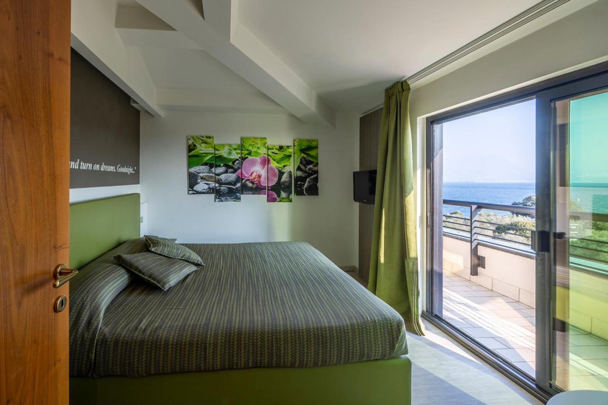 Hotel Ideal Сірміоне Екстер'єр фото