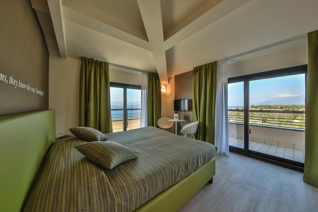 Hotel Ideal Сірміоне Екстер'єр фото