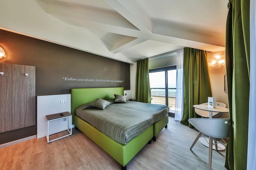 Hotel Ideal Сірміоне Екстер'єр фото