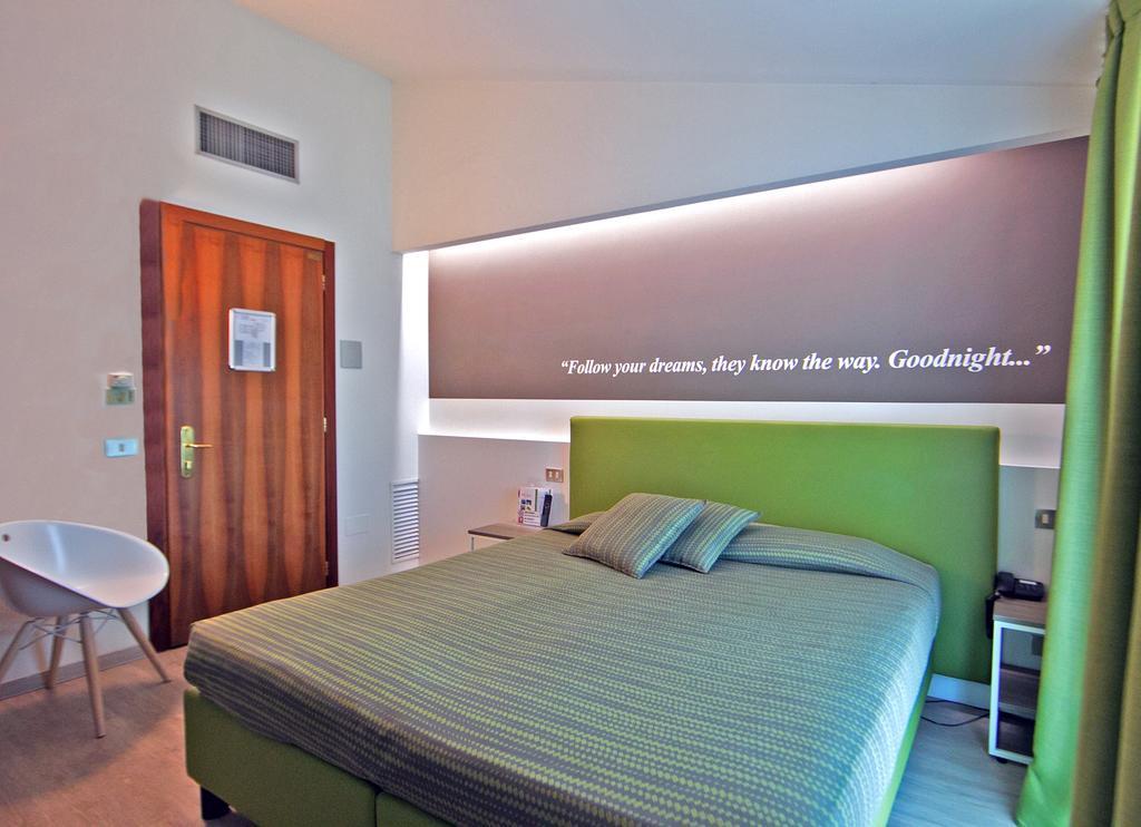 Hotel Ideal Сірміоне Екстер'єр фото