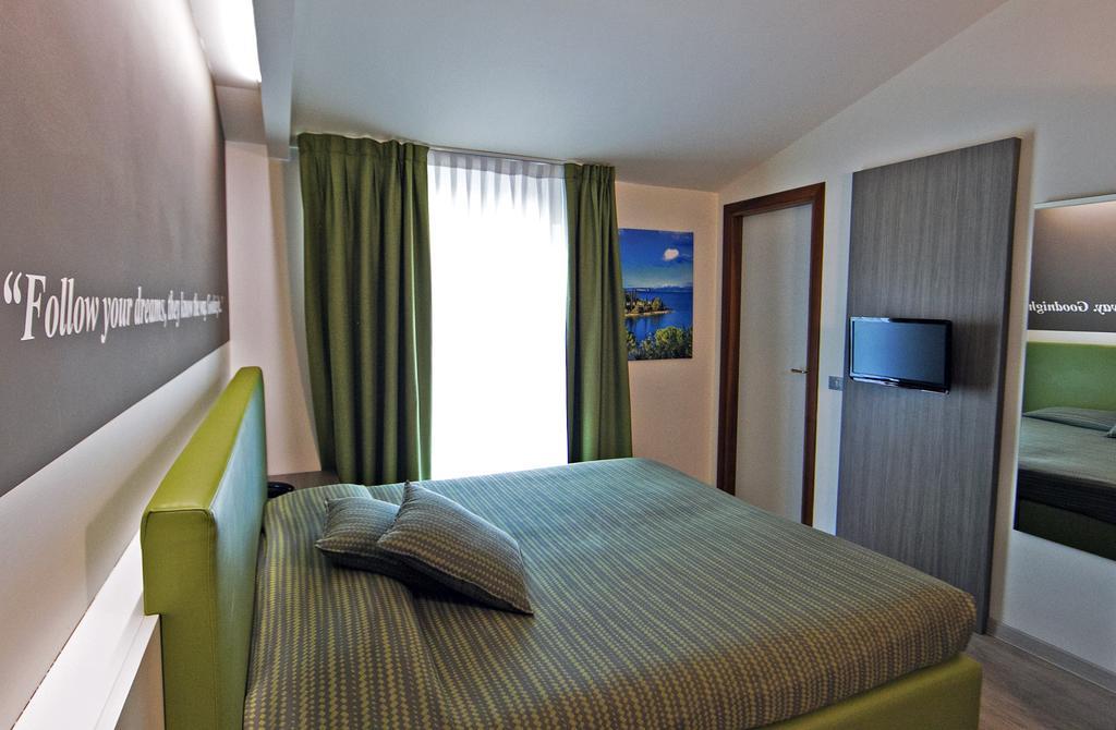 Hotel Ideal Сірміоне Екстер'єр фото
