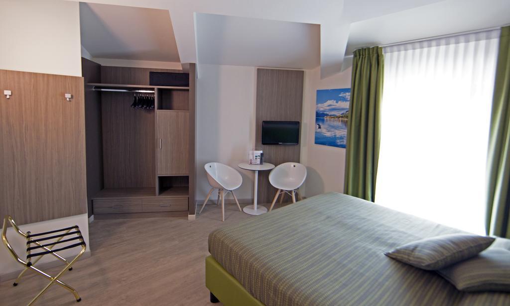 Hotel Ideal Сірміоне Екстер'єр фото